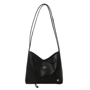 Borsa a secchiello nera minimalista con coulisse a fiocco e ciondoli a sfera in metallo