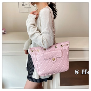 Détail du sac cabas matelassé rose avec fermoir doré et bandoulière en chaîne
