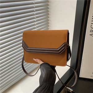 Sac bandoulière carré minimaliste en jaune moutarde avec détails marron foncé