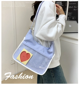 Détail du sac cabas lilas avec poche en PVC transparente et carte décorative à cœur