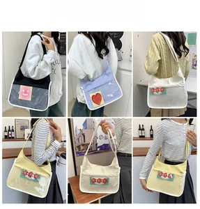 Vue détaillée du sac en toile et PVC en plusieurs couleurs avec poche avant transparente
