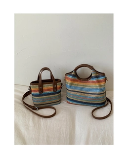Détails des sacs seaux en paille tissée colorée avec poignées en cuir et rivets
