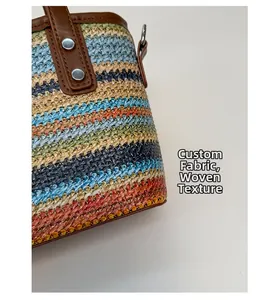 Vue détaillée de la texture tissée colorée et des poignées en cuir avec rivets