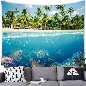 Detail eines Wandteppichs mit tropischem Strand und Korallenriff im Wohnzimmer