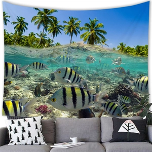 Detail eines tropischen Wandteppichs mit Korallenriff über einem modernen grauen Sofa