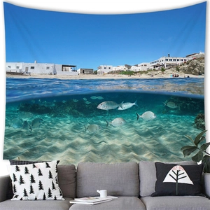 Detail eines Wandteppichs mit Mittelmeerinsel-Strandmotiv und Fischen im Wohnzimmer