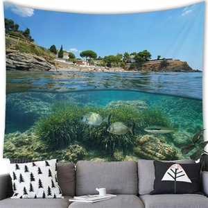 Detail eines Strand-Wandteppichs mit Unterwasserblick über einem modernen grauen Sofa