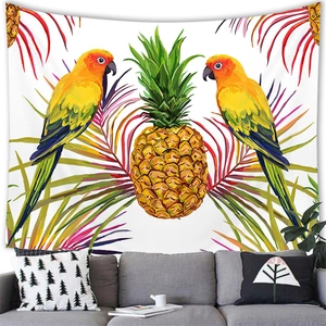 Tapisserie tropicale avec perroquets et décor d'ananas au-dessus d'un canapé gris