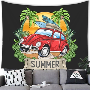 Tapiz de verano retro con coche rojo y tablas de surf colgado sobre un sofá