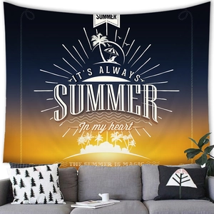 Detail eines Sommer-Strand-Wandteppichs über einem grauen Sofa in moderner Wohnumgebung