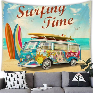 Detalle de tapiz de surf vintage con furgoneta retro y tablas sobre un sofá moderno