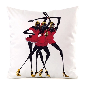 Détail de l'imprimé danseuses africaines sur la housse de coussin en soie synthétique