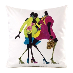 Vue détaillée de la housse de coussin en soie synthétique avec illustration africaine d'art