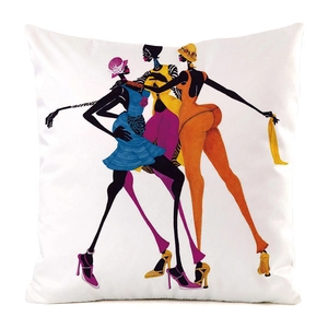 Détail du tissu soyeux et de l'imprimé d'art africain sur la housse de coussin blanche