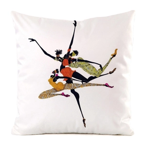 Détail de l'illustration de danseurs africains sur une taie d'oreiller décorative blanche