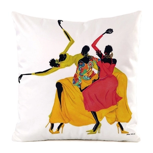 Détail de l'illustration d'art africain et de la signature Shani Kelly sur la taie d'oreiller