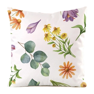 Dettaglio dei motivi botanici ad acquerello su una fodera per cuscino decorativa bianca