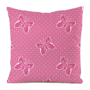 Détail de la taie d'oreiller rose satinée avec motifs papillons et nid d'abeille