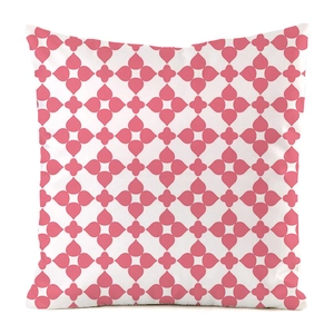 Gros plan sur la texture lisse et le motif floral géométrique rose de la taie d'oreiller