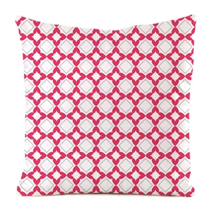 Détail des motifs de cœurs roses et lignes grises sur la housse de coussin en soie