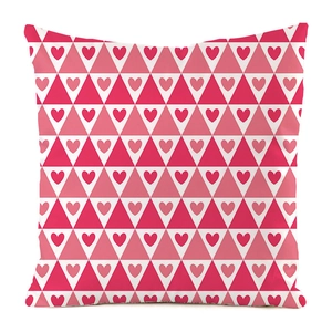 Vue détaillée du tissu en soie synthétique avec motifs de cœurs roses et triangles