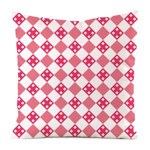 Détail de la texture de la housse de coussin en soie synthétique rose à motif de cœur
