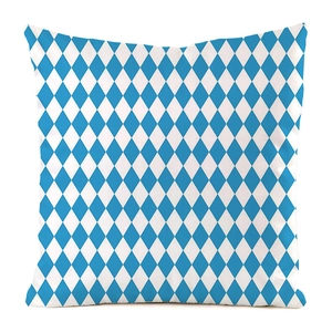 Détail du motif à losanges bavarois bleu et blanc sur la taie d'oreiller en satin carré