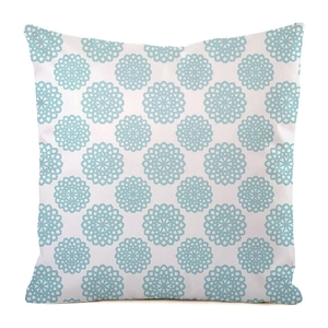Détail du motif floral mandala sarcelle sur le tissu de la housse de coussin en soie