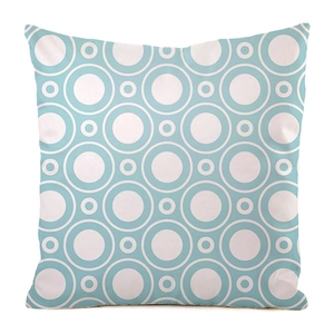 Gros plan sur les motifs géométriques bleus et blancs d'une housse de coussin