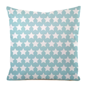 Détail de la housse de coussin en satin bleu clair avec motif étoiles et coutures nettes