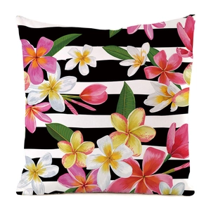 Détail de l'imprimé floral Plumeria tropical sur une housse de coussin rayée