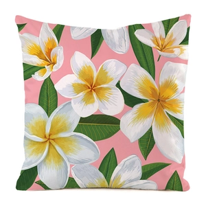 Détail du motif de frangipanier et feuilles sur housse de coussin en soie synthétique