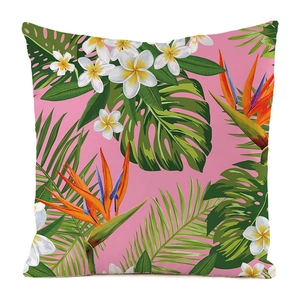 Détail de la housse de coussin en soie synthétique avec fleurs de frangipanier et d'oiseau
