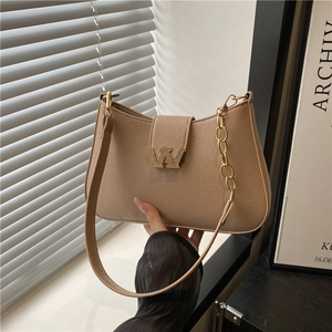 Borsa sottobraccio beige in pelle con fibbia a W dorata e tracolla a catena