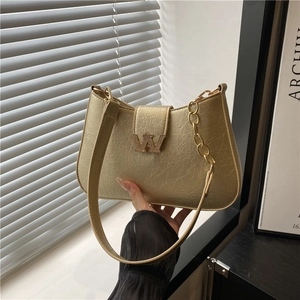 Borsa sottobraccio oro champagne in pelle cracklé con logo W in diamanti e catena