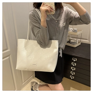Détail du sac cabas blanc à texture tressée avec étiquette Fashion en mode selfie