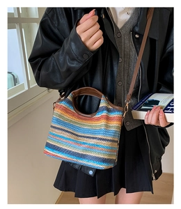 Détail de la texture en paille tressée colorée et de la poignée en cuir marron