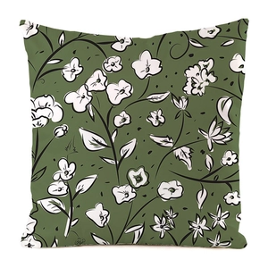 Detailaufnahme des moosgrünen Kissenbezugs mit weißem Blumenmuster und schwarzen Konturen