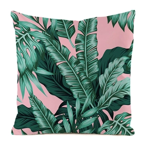 Detail der rosa Kissenhülle mit tropischem grünen Monstera-Blattmuster-Aufdruck