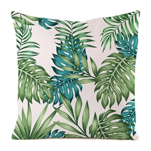 Detail eines tropischen Monstera-Blattdrucks auf weichem quadratischem Kissenbezug