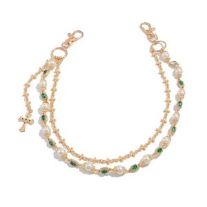 Catena multistrato dorata con perle, strass verdi e accessorio pendente a croce