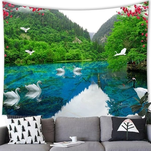 Detail van een landschapstapijt met bergen en zwanen op een muur in de woonkamer