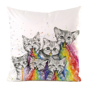 Makro-Detail von Katzendruck mit Regenbogen-Aquarell-Spritzern auf Kissenbezug