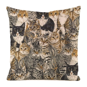 Nahaufnahme des Katzenprints und der Kunstseidentextur auf diesem quadratischen Kissenbezug