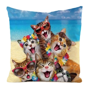 Detail eines quadratischen Kissenbezugs mit fünf Katzen mit Sonnenbrillen am Strand