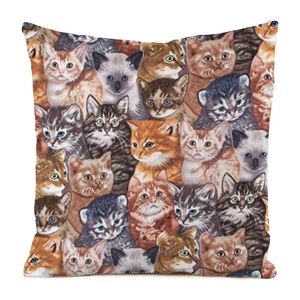 Nahaufnahme eines quadratischen Kissenbezugs mit realistischen Katzenmotiven auf Twill