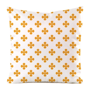 Détail d'une housse de coussin carrée en soie synthétique avec motif trèfle orange vif