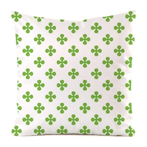 Vue détaillée d'une housse de coussin carrée en soie avec motif trèfle vert