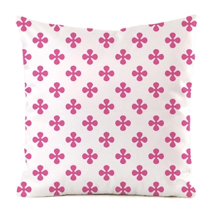 Détail du motif floral rose sur la housse de coussin carrée en soie synthétique