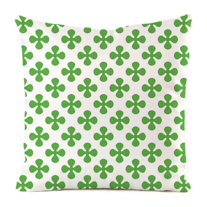 Vue détaillée du motif trèfle vert herbe imprimé sur un tissu en toile blanche de qualité